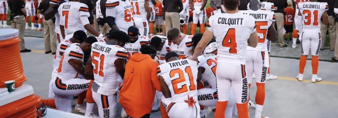 Browns TE Seth DeValve becomes first white player to kneel during anthem
