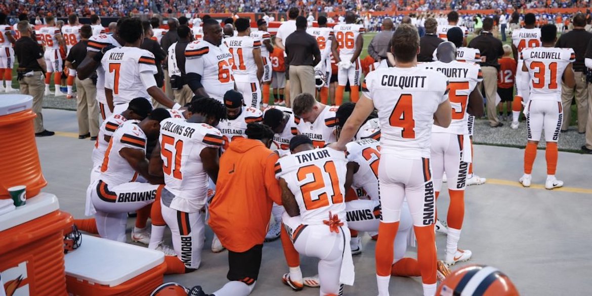 browns-te-seth-devalve-becomes-first-white-player-to-kneel-during-anthem